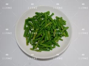 捞出稍稍放凉切成小寸段