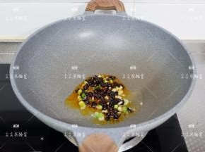 起锅热油，加入豆豉，葱蒜炒出香味