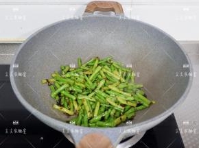 最后加少许盐，炒匀即可出锅