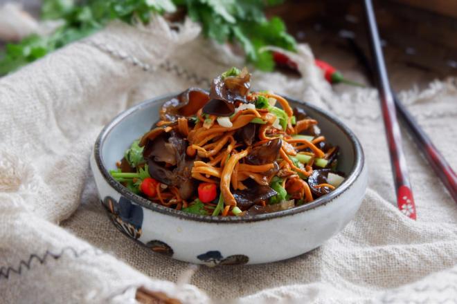 凉拌木耳虫草花