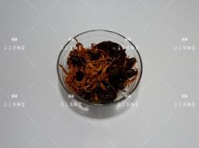 木耳和虫草花提前泡发好
