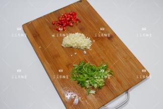 小米椒切圈，大蒜去皮切末，香菜切小段