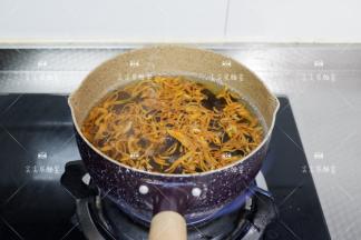 锅中煮开水，下木耳和虫草花焯水