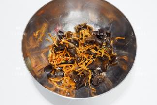 捞出沥水，用冷开水浸凉