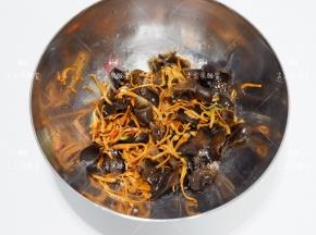 捞出沥水，用冷开水浸凉