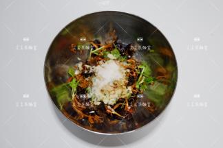 加入生抽、米醋、白糖、盐、鸡精、香油拌匀即可