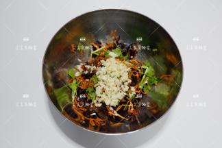 将浸凉的木耳、虫草花，切好的蒜末、小米椒、香菜一起放入稍大的容器