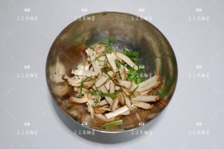 将香干和葱丝放入稍大的容器，加入醋，白酱油，盐，香油