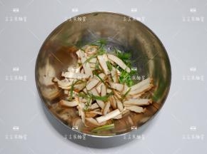 将香干和葱丝放入稍大的容器，加入醋，白酱油，盐，香油