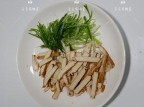 香干切条，葱切葱丝。