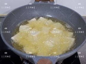 起油锅，将切好的豆腐依次下入，煎炸至双面金黄