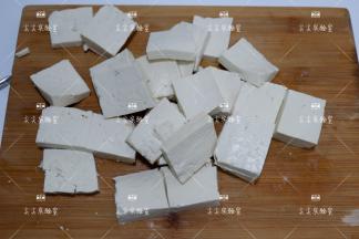 豆腐切成7mm的大片。