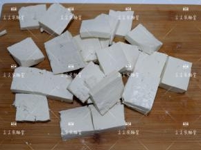 豆腐切成7mm的大片。