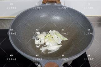 起锅热油，加入大葱炒出香味