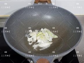 起锅热油，加入大葱炒出香味