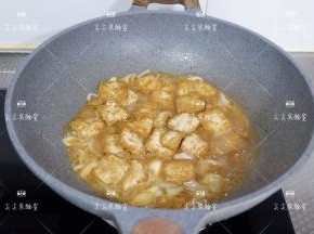 加入生抽，老抽，蚝油，少许清水转小火焖煮5分钟左右