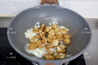 加入豆腐翻炒均匀