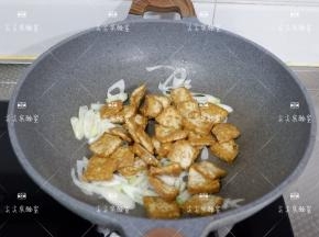 加入豆腐翻炒均匀