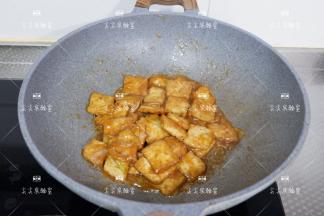 最后加入水淀粉，白糖，少许盐调味，翻炒至汤汁明亮即可。