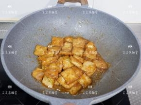 最后加入水淀粉，白糖，少许盐调味，翻炒至汤汁明亮即可。