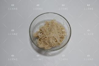 捞出沥水，切掉根部备用