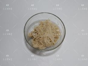 捞出沥水，切掉根部备用