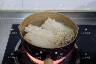 锅中煮开水，下金针菇焯水至软