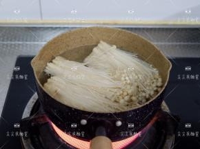 锅中煮开水，下金针菇焯水至软