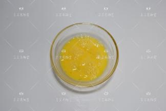 鸡蛋加一点盐打散成蛋液