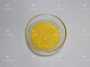 鸡蛋加一点盐打散成蛋液