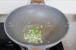 起锅热油，加入一半葱花炒出香味