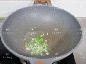 起锅热油，加入一半葱花炒出香味