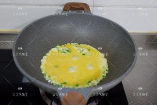 倒入蛋液，不要翻动煎至一会。