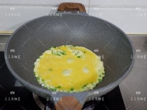 倒入蛋液，不要翻动煎至一会。