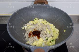 蛋液快要凝固的时候加入金针菇，迅速将两者翻炒均匀