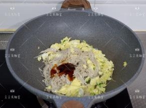 蛋液快要凝固的时候加入金针菇，迅速将两者翻炒均匀