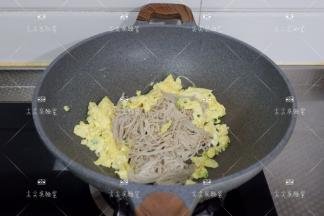 加入蚝油，少许盐，翻炒均匀