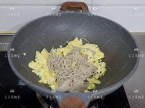 加入蚝油，少许盐，翻炒均匀