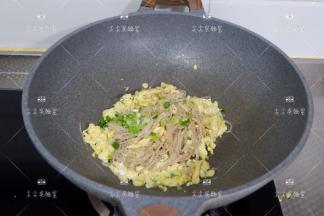 关火撒上剩余葱花即可