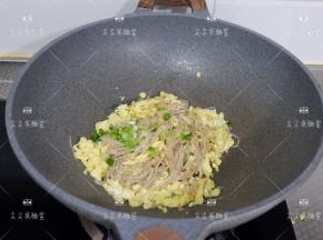 关火撒上剩余葱花即可