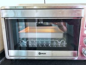 16、放入烤箱150度上下烤30分钟取出。