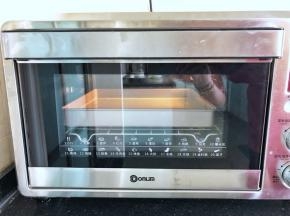 16、放入烤箱150度上下烤30分钟取出。