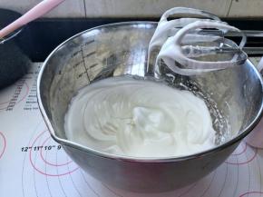 6、3个蛋白倒入盆中分3次加入白糖低速打至湿性发泡。