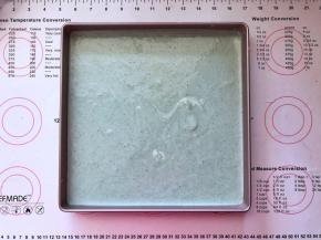 15、倒入蛋糕盘中，刮平表面，轻轻震出气泡。