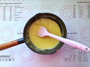 5、分次加入蛋糕糊中搅拌均匀。