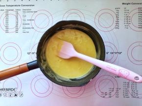 5、分次加入蛋糕糊中搅拌均匀。