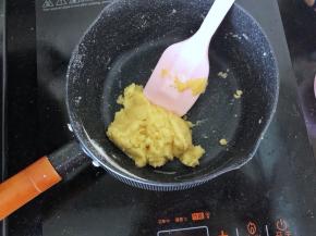 2、快速筛入低筋面粉搅拌均匀。