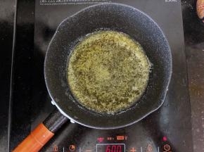 1、黄油放入小锅中，小火加热至微微沸腾。