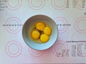 4、3个蛋黄和1个全蛋倒入碗中打散均匀。