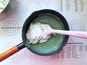 11、加入二分之一蛋白霜。